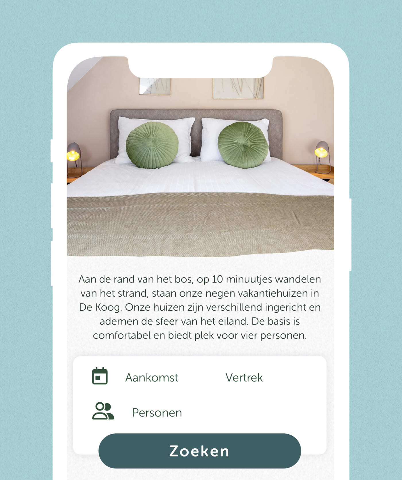 Een netjes opgemaakt tweepersoonsbed met twee groene ronde kussens in een moderne slaapkamer, afgebeeld op een telefoonscherm met een Nederlandse website voor het boeken van vakantiehuizen.