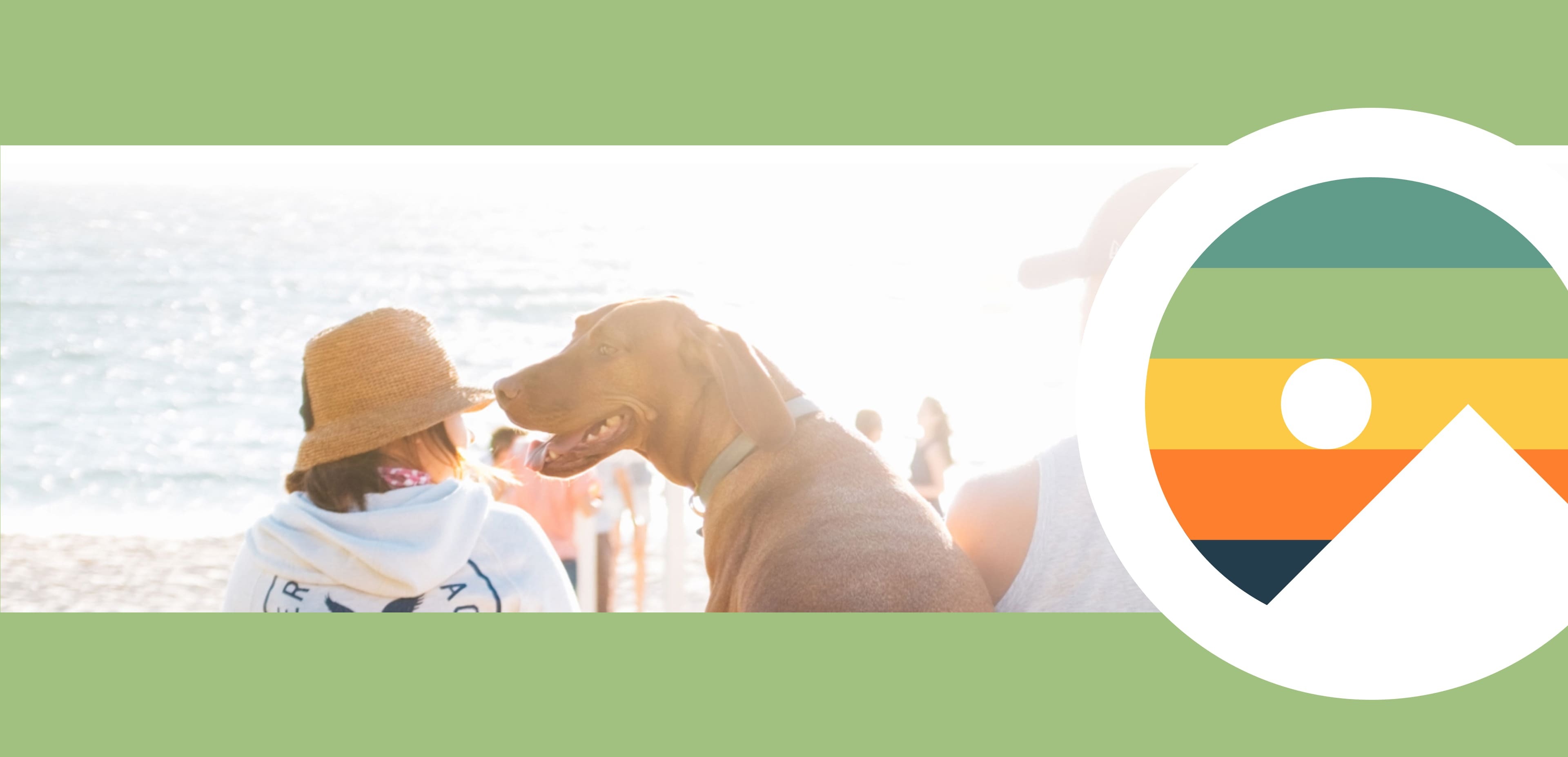 Een persoon met een strohoed en een bruine hond kijken naar de oceaan op een strand; een kleurrijk, abstract logo - dat doet denken aan online diensten - is over de rechterkant van de afbeelding gelegd.